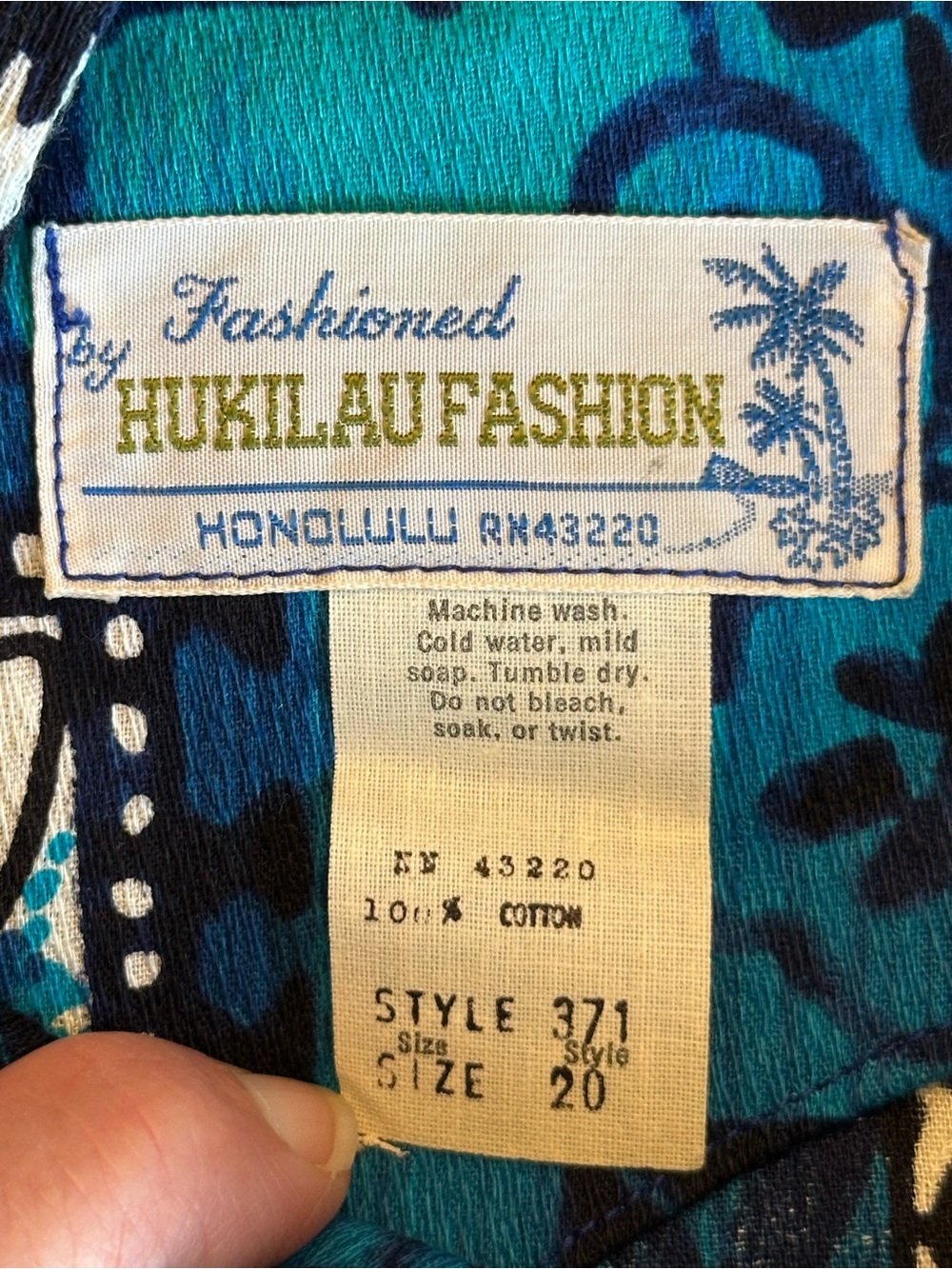 Hukilau Fashions | Vintage 1960s Hawaii Print 100% Cotton Shift Dress, Size 20 - Picture 6 of 10